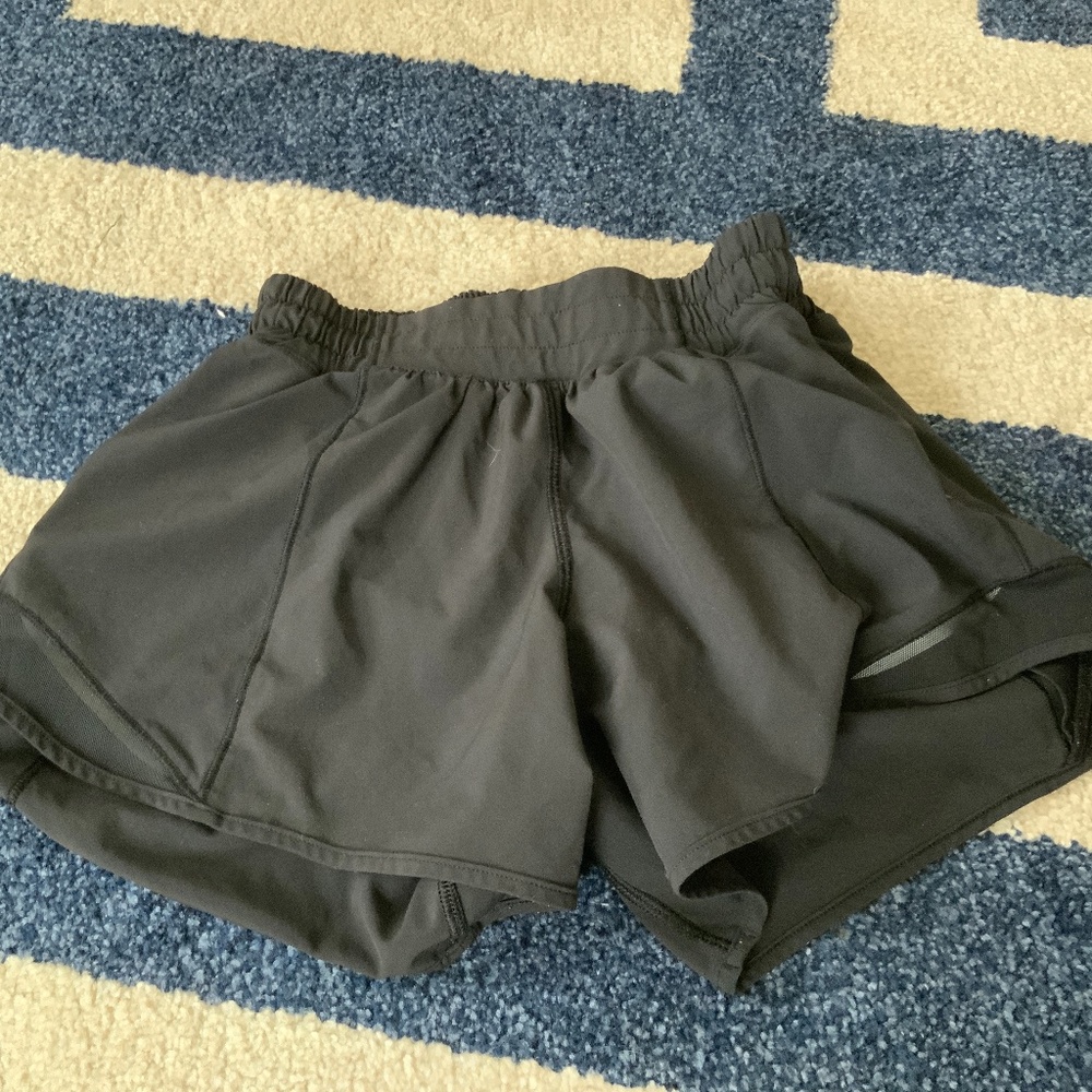 Lululemon 4 inch Hotty Hot shorts